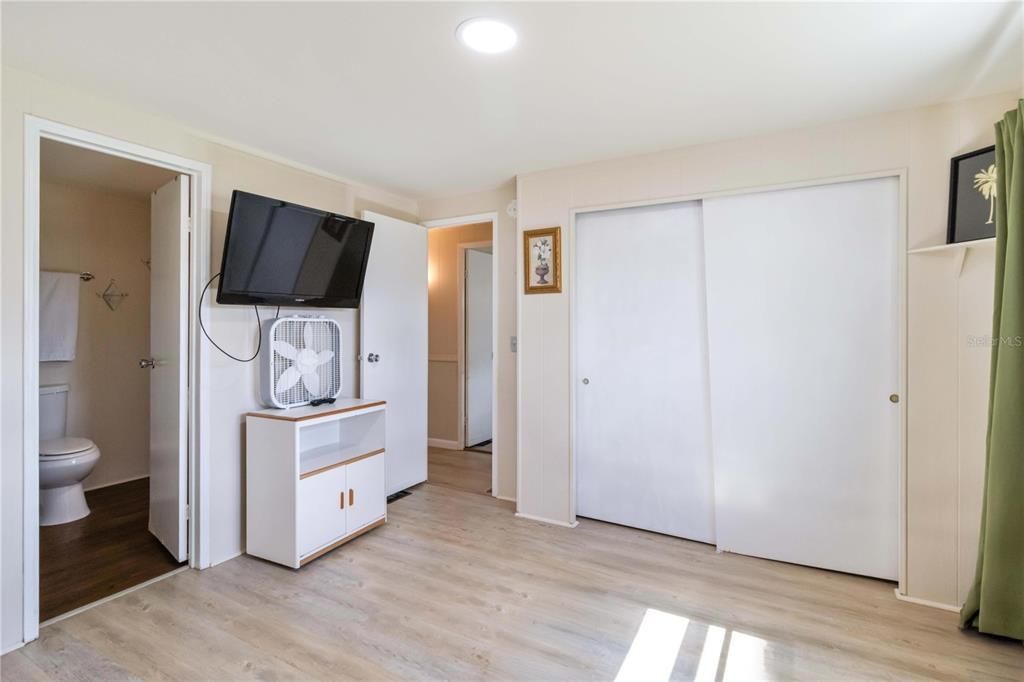 For Sale: $139,900 (2 beds, 2 baths, 1032 Square Feet)