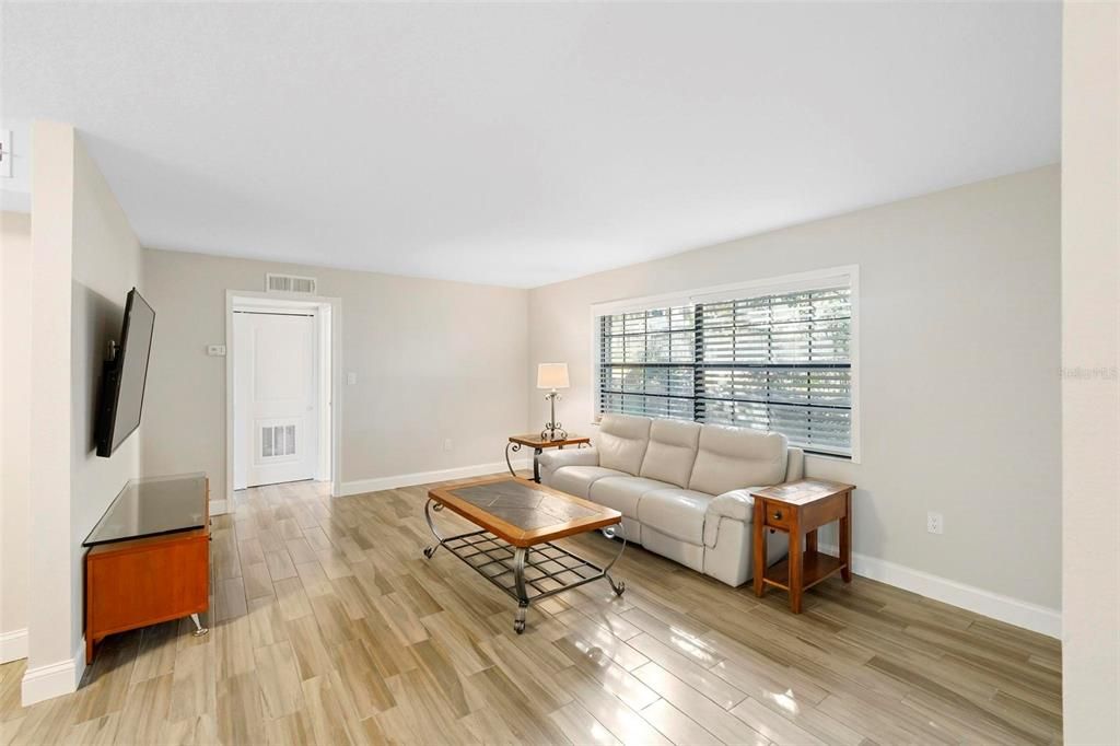 На продажу: $135,000 (2 спален, 2 ванн, 1134 Квадратных фут)