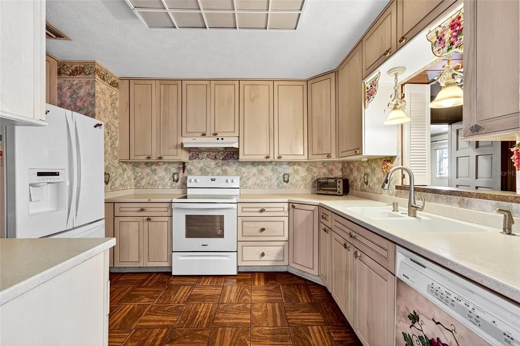 Active With Contract: $395,000 (4 beds, 3 baths, 2313 Square Feet)