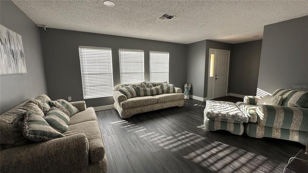 For Sale: $320,000 (3 beds, 2 baths, 1646 Square Feet)