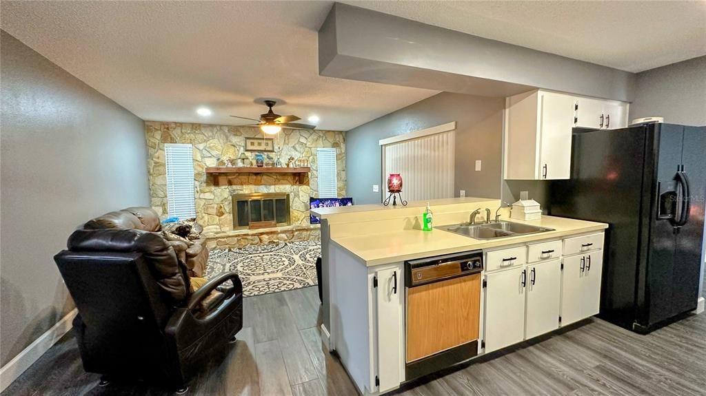 For Sale: $320,000 (3 beds, 2 baths, 1646 Square Feet)