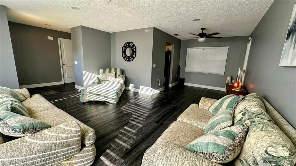 For Sale: $320,000 (3 beds, 2 baths, 1646 Square Feet)