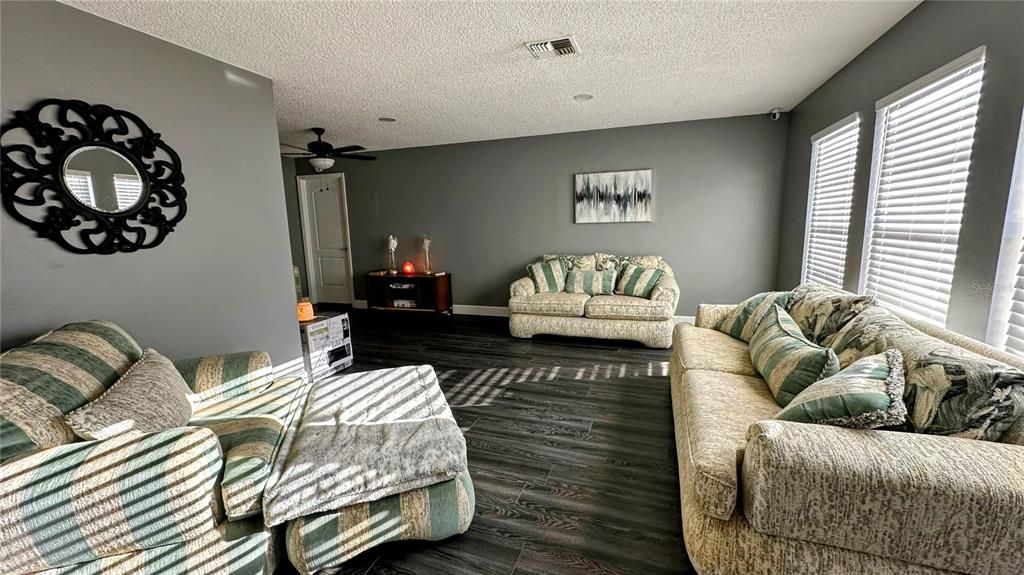 For Sale: $320,000 (3 beds, 2 baths, 1646 Square Feet)