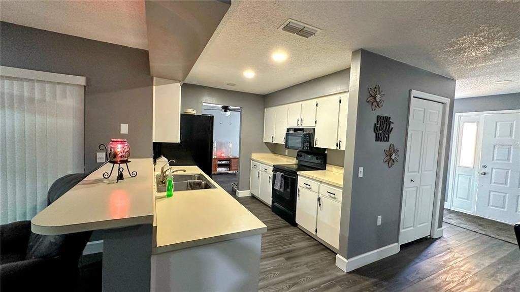 For Sale: $320,000 (3 beds, 2 baths, 1646 Square Feet)