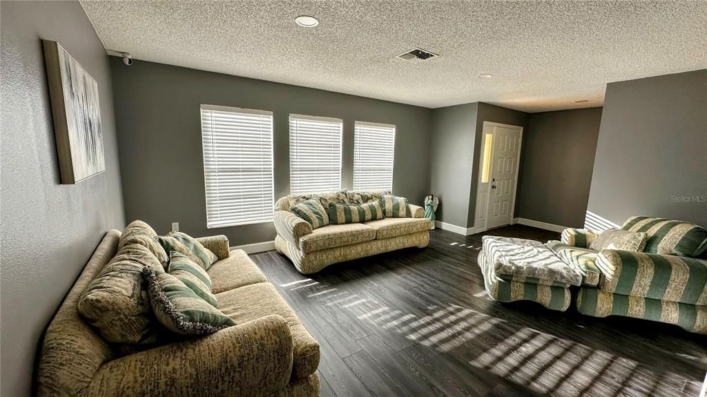 For Sale: $320,000 (3 beds, 2 baths, 1646 Square Feet)