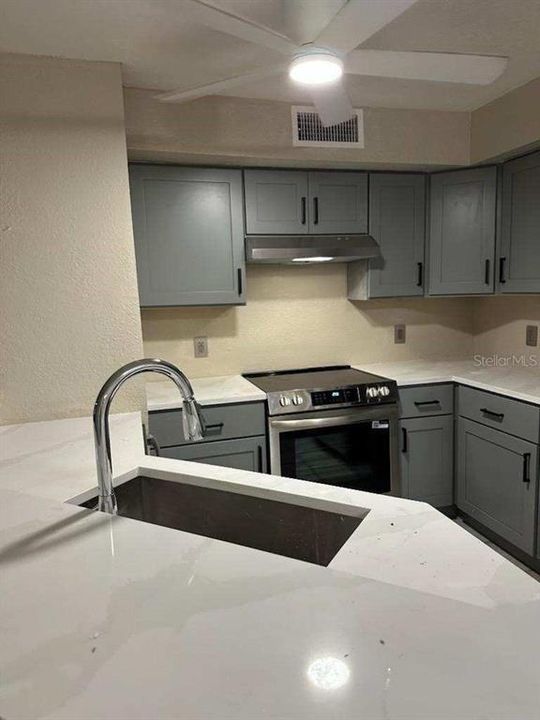 For Sale: $162,786 (2 beds, 2 baths, 890 Square Feet)