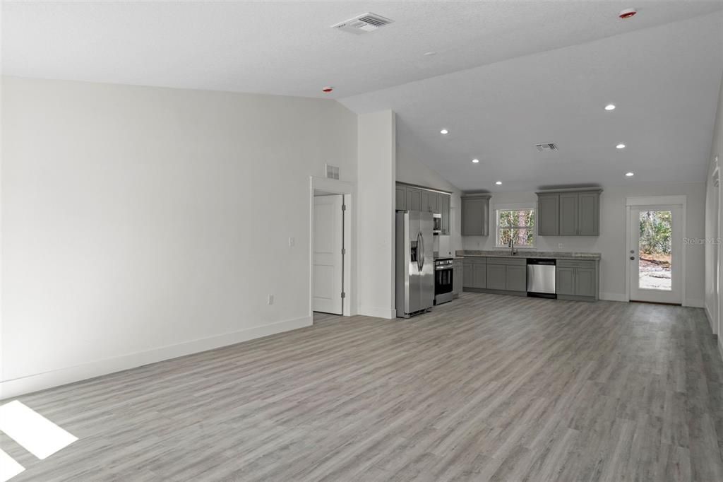 Activo con contrato: $349,900 (3 camas, 2 baños, 1531 Pies cuadrados)