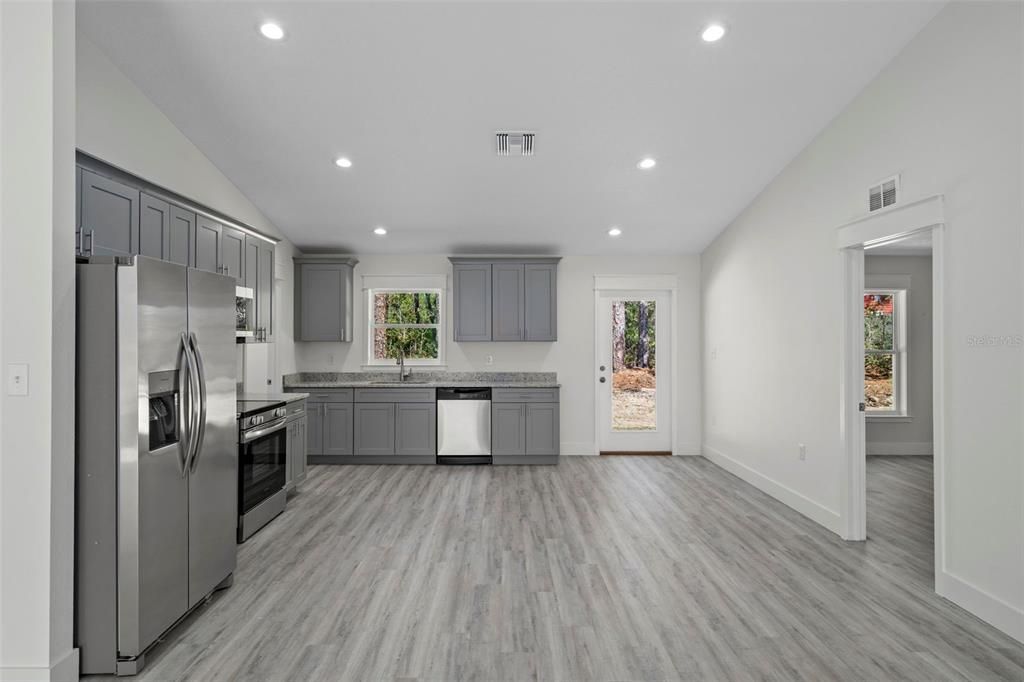 Activo con contrato: $349,900 (3 camas, 2 baños, 1531 Pies cuadrados)