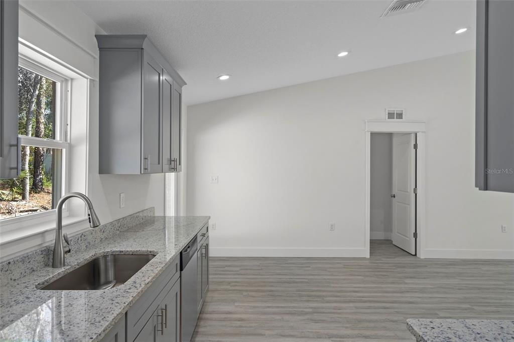 Activo con contrato: $349,900 (3 camas, 2 baños, 1531 Pies cuadrados)