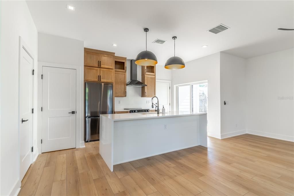 合同活跃: $599,000 (3 贝兹, 2 浴室, 1751 平方英尺)