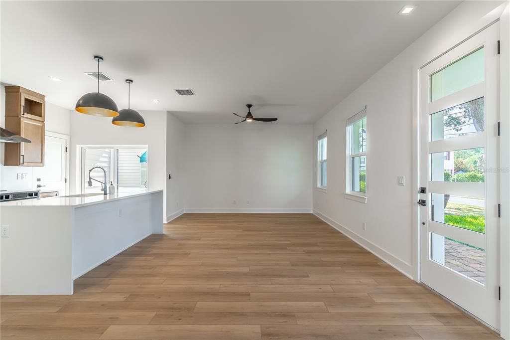 合同活跃: $599,000 (3 贝兹, 2 浴室, 1751 平方英尺)