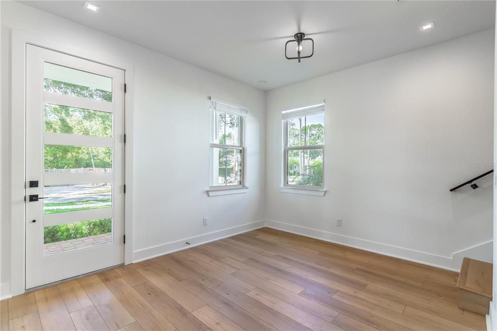 合同活跃: $599,000 (3 贝兹, 2 浴室, 1751 平方英尺)