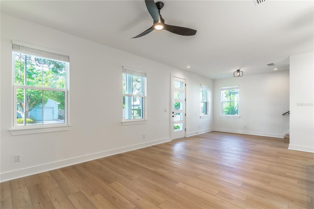 合同活跃: $599,000 (3 贝兹, 2 浴室, 1751 平方英尺)