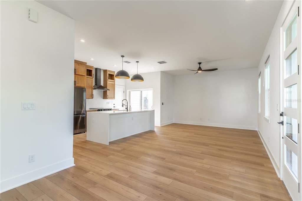 合同活跃: $599,000 (3 贝兹, 2 浴室, 1751 平方英尺)