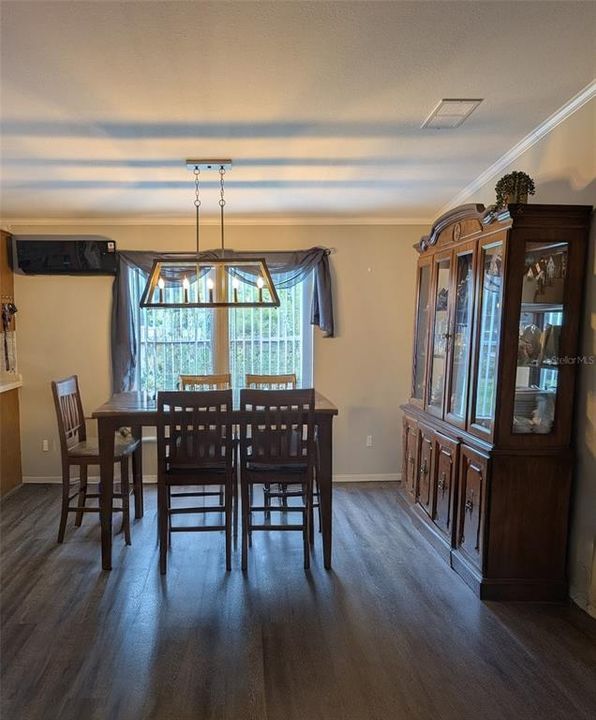 Под контрактом: $250,000 (4 спален, 2 ванн, 2280 Квадратных фут)