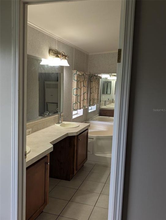 Под контрактом: $250,000 (4 спален, 2 ванн, 2280 Квадратных фут)