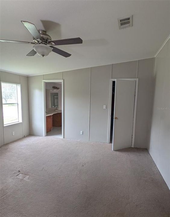 Под контрактом: $250,000 (4 спален, 2 ванн, 2280 Квадратных фут)