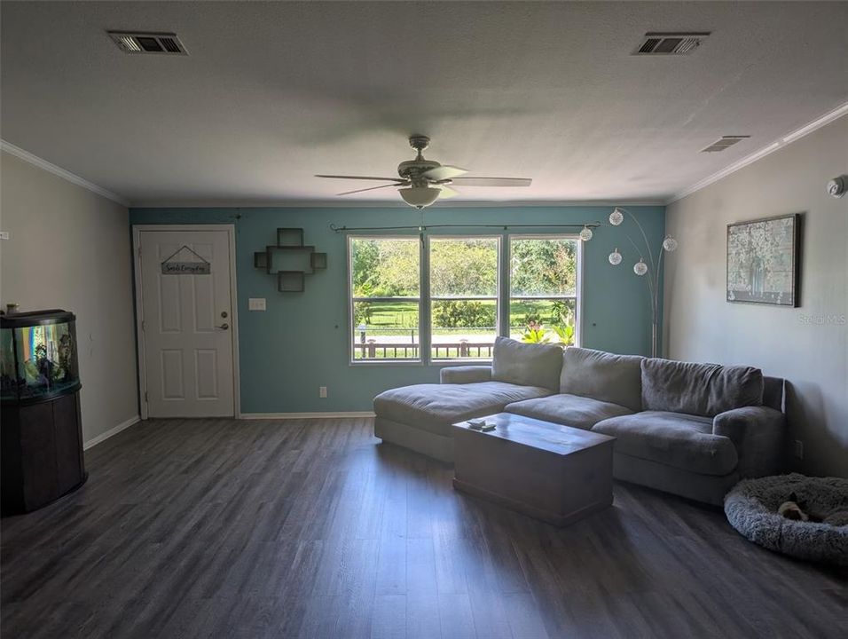 Под контрактом: $250,000 (4 спален, 2 ванн, 2280 Квадратных фут)