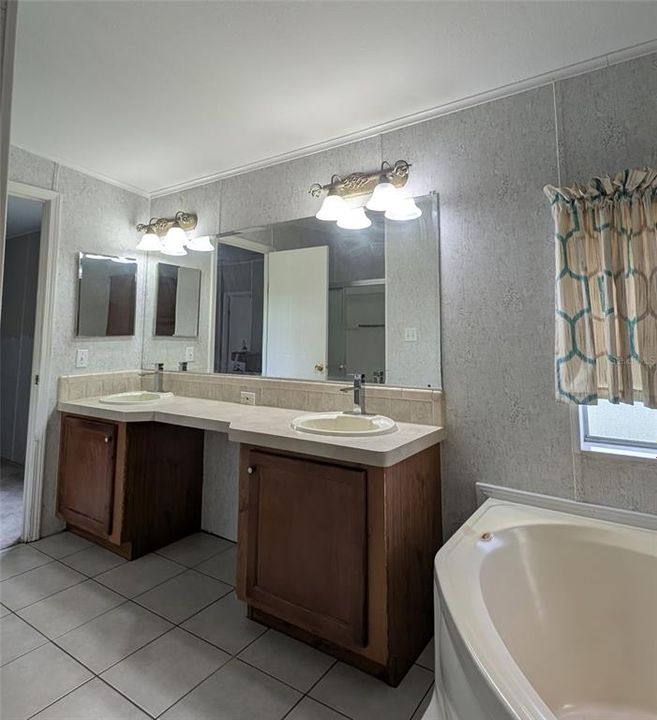 Под контрактом: $250,000 (4 спален, 2 ванн, 2280 Квадратных фут)