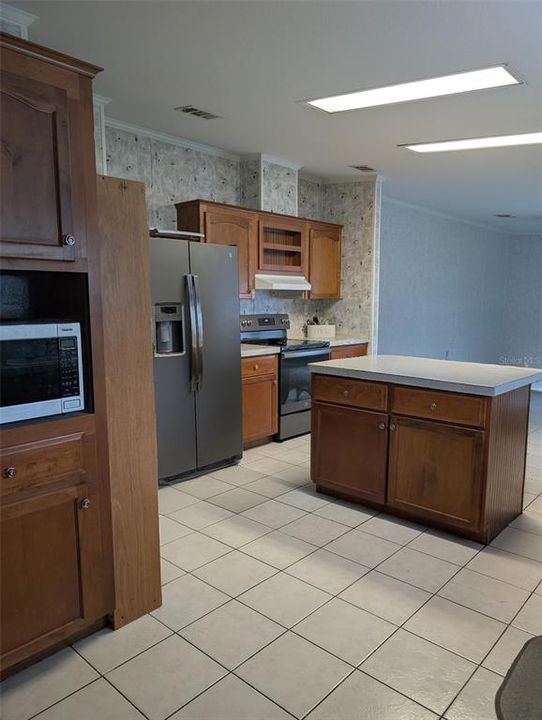 Под контрактом: $250,000 (4 спален, 2 ванн, 2280 Квадратных фут)