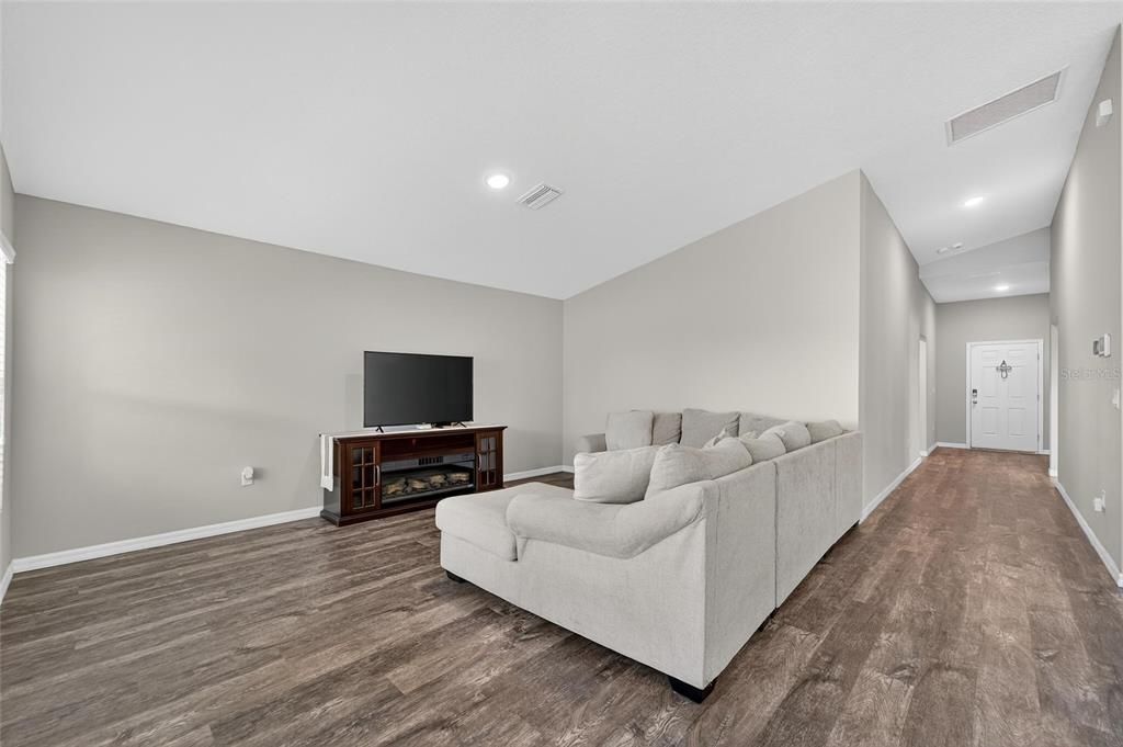 Active With Contract: $339,000 (4 beds, 2 baths, 1842 Square Feet)