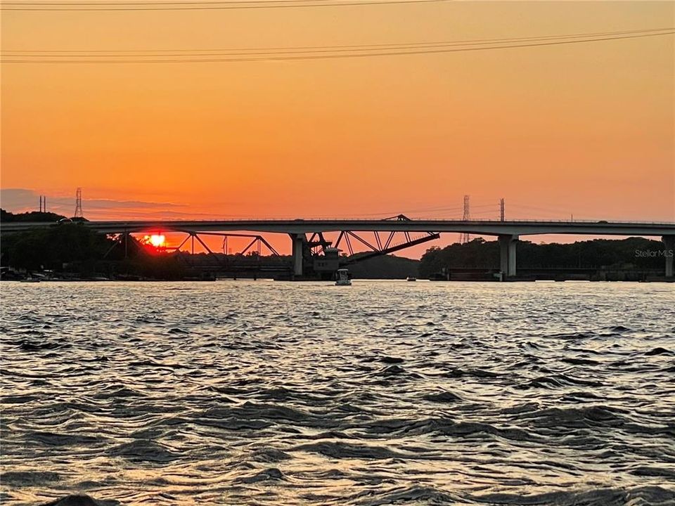 待售: $284,900 (1.45 acres)