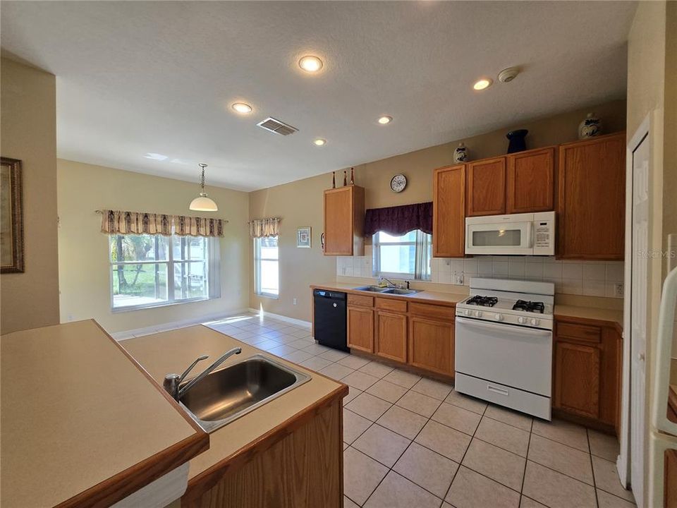 For Rent: $2,300 (4 beds, 3 baths, 2019 Square Feet)