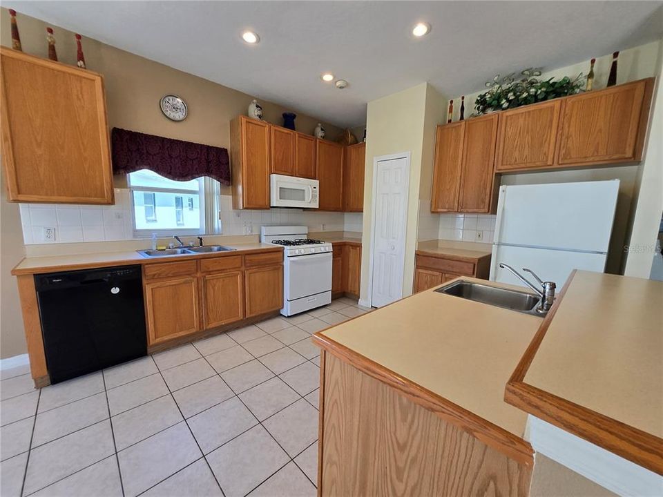 For Rent: $2,300 (4 beds, 3 baths, 2019 Square Feet)
