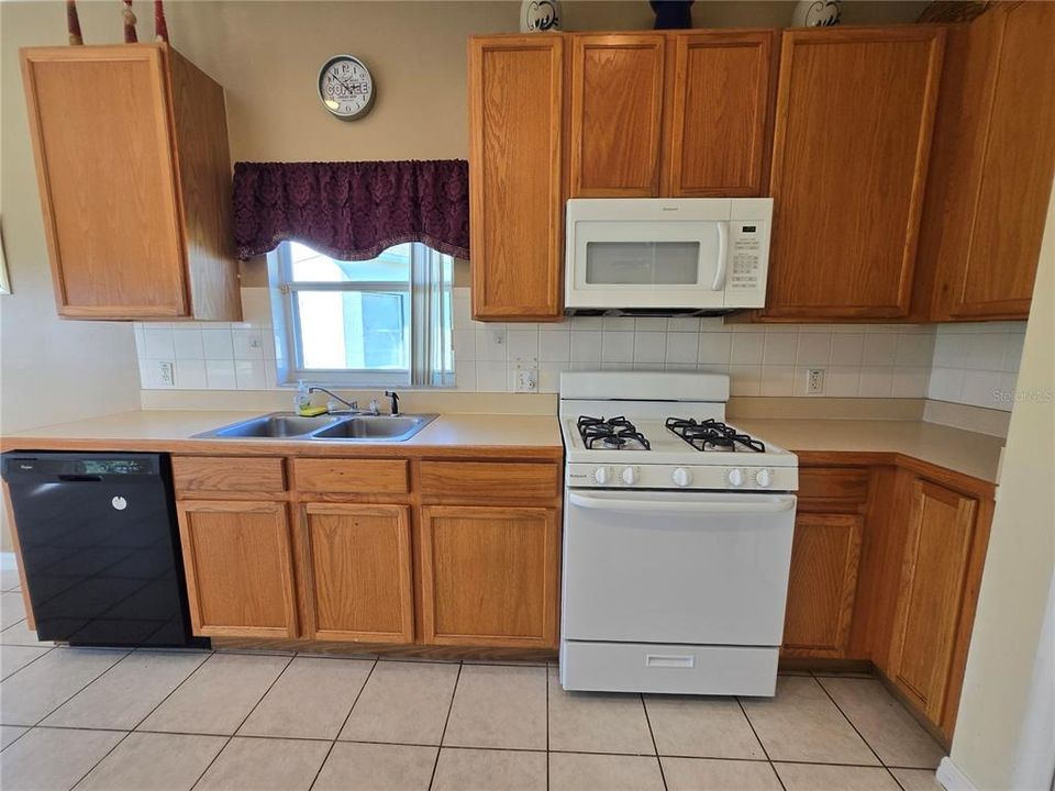 For Rent: $2,300 (4 beds, 3 baths, 2019 Square Feet)