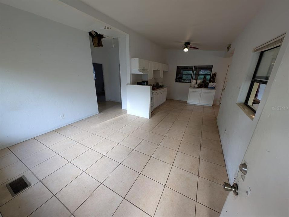 For Sale: $160,000 (2 beds, 1 baths, 772 Square Feet)