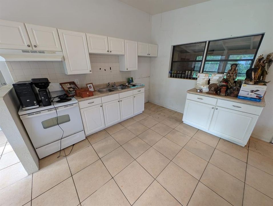 For Sale: $160,000 (2 beds, 1 baths, 772 Square Feet)