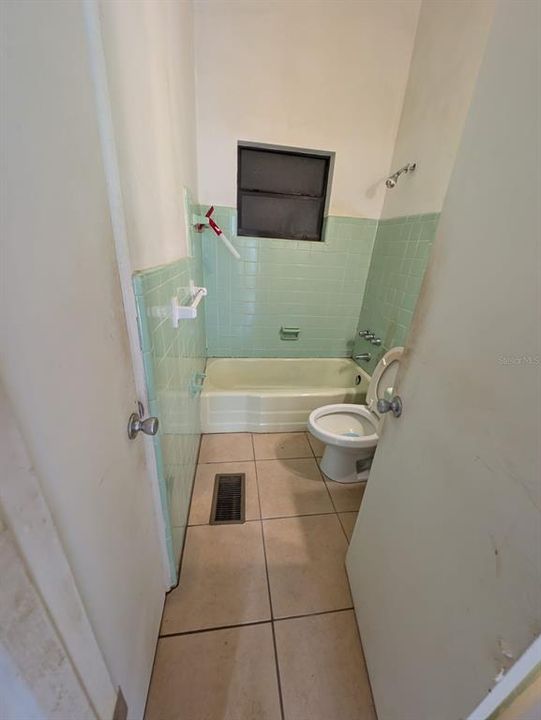 For Sale: $160,000 (2 beds, 1 baths, 772 Square Feet)