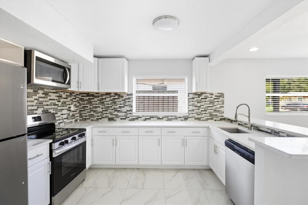 На продажу: $320,000 (4 спален, 2 ванн, 1316 Квадратных фут)