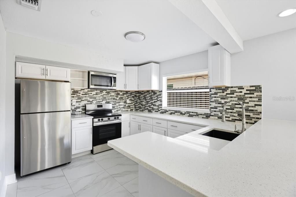 На продажу: $320,000 (4 спален, 2 ванн, 1316 Квадратных фут)