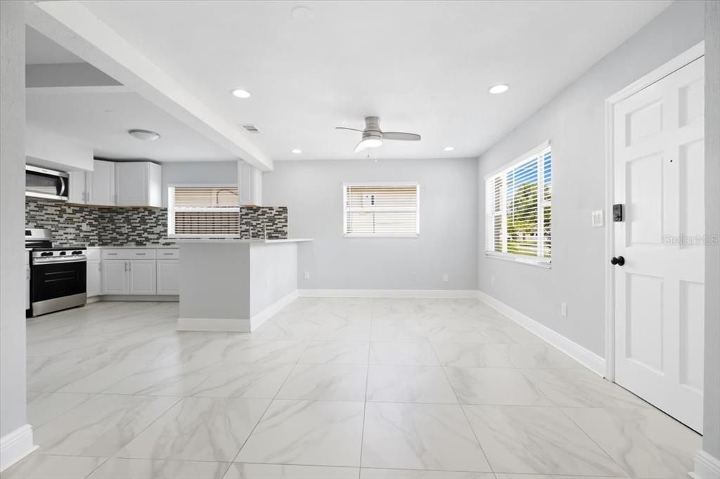 На продажу: $320,000 (4 спален, 2 ванн, 1316 Квадратных фут)