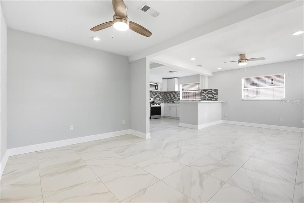 На продажу: $320,000 (4 спален, 2 ванн, 1316 Квадратных фут)