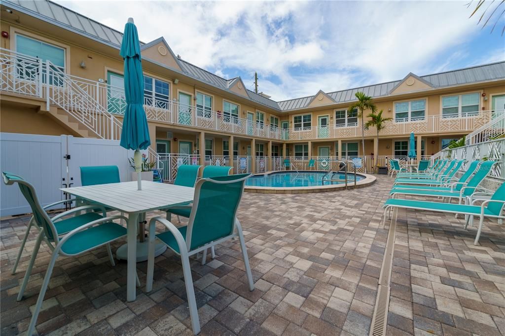 Под контрактом: $339,000 (1 спален, 1 ванн, 512 Квадратных фут)