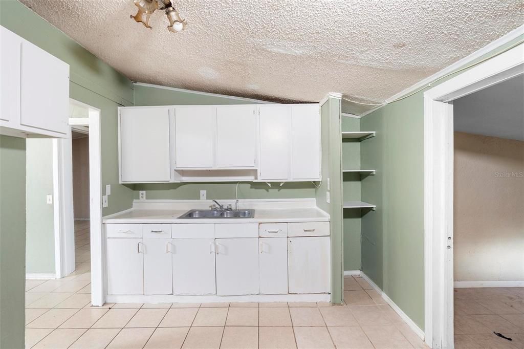 For Sale: $199,900 (3 beds, 1 baths, 888 Square Feet)