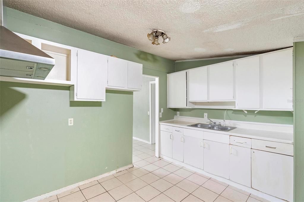 For Sale: $199,900 (3 beds, 1 baths, 888 Square Feet)