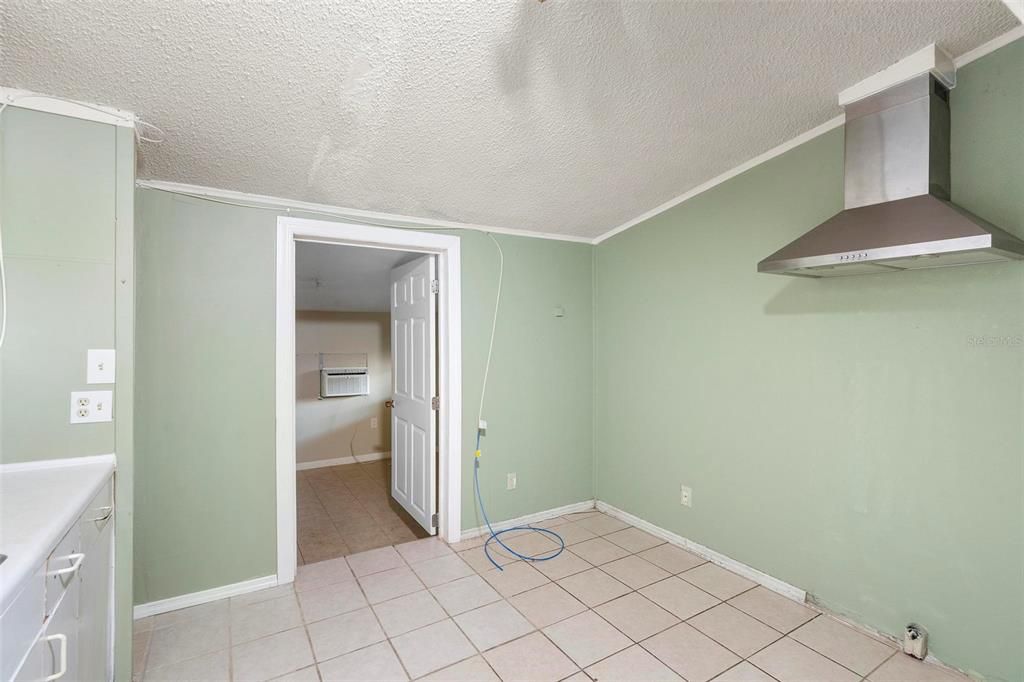 For Sale: $199,900 (3 beds, 1 baths, 888 Square Feet)