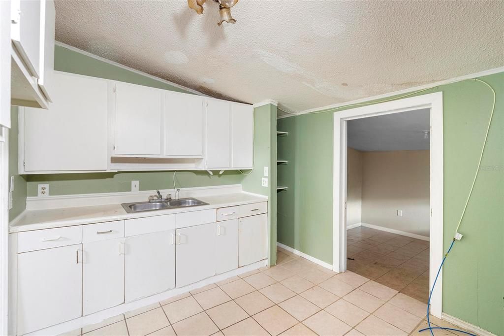 For Sale: $199,900 (3 beds, 1 baths, 888 Square Feet)