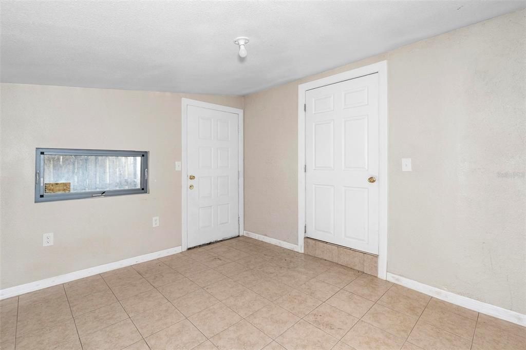 For Sale: $199,900 (3 beds, 1 baths, 888 Square Feet)