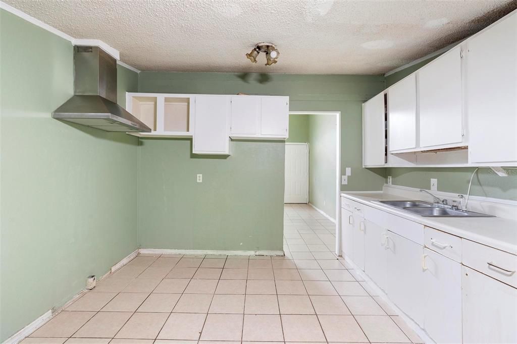 For Sale: $199,900 (3 beds, 1 baths, 888 Square Feet)
