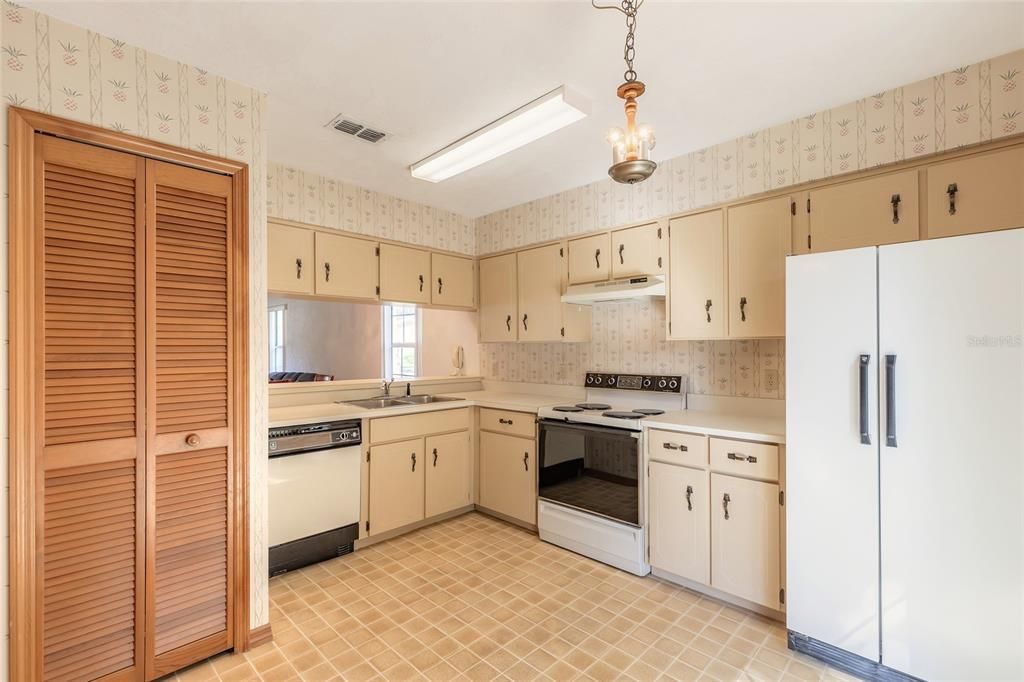 待售: $235,900 (2 贝兹, 2 浴室, 1302 平方英尺)