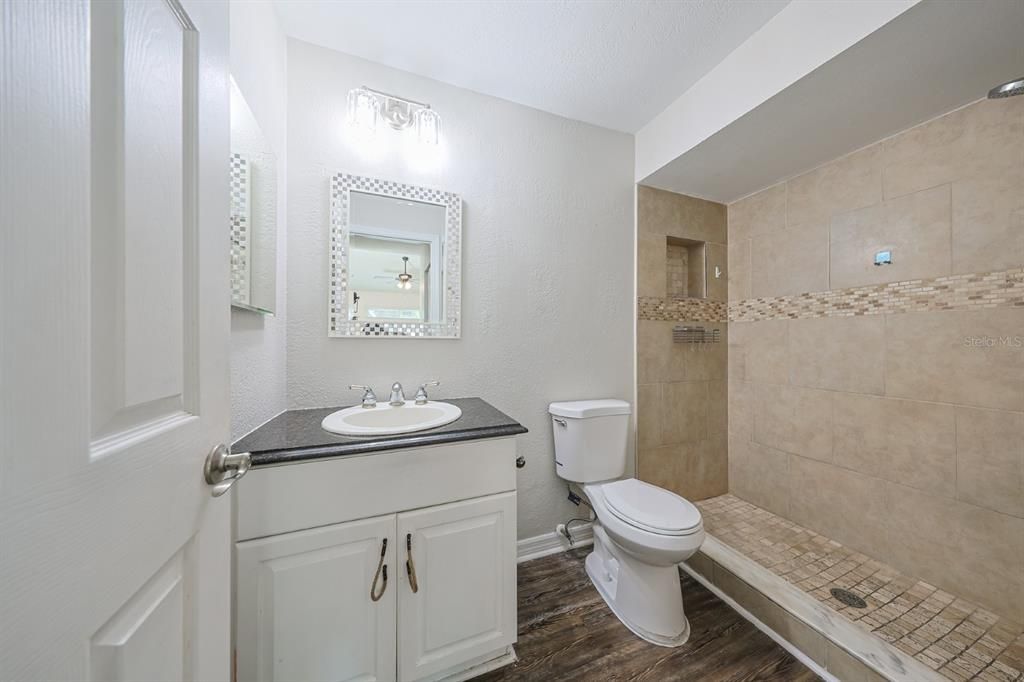 Под контрактом: $275,000 (3 спален, 2 ванн, 1369 Квадратных фут)