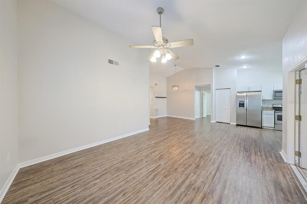 Под контрактом: $275,000 (3 спален, 2 ванн, 1369 Квадратных фут)