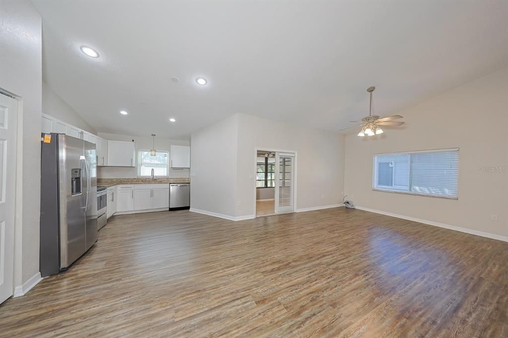 Под контрактом: $275,000 (3 спален, 2 ванн, 1369 Квадратных фут)