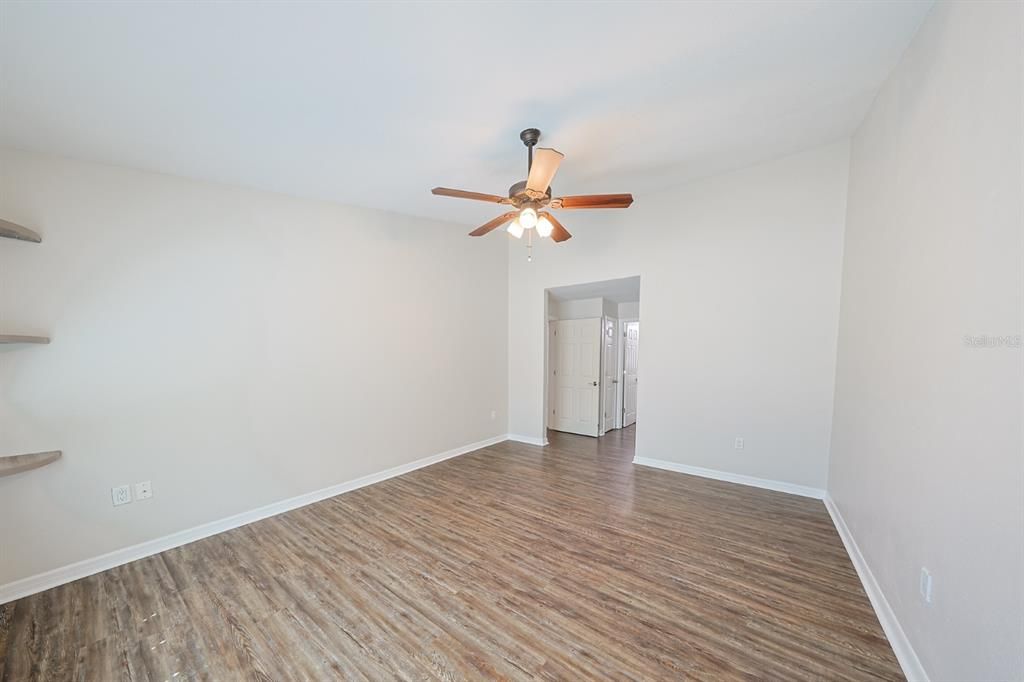 Под контрактом: $275,000 (3 спален, 2 ванн, 1369 Квадратных фут)