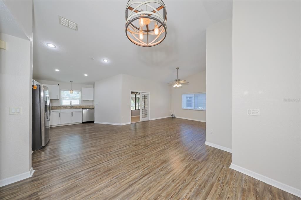 Под контрактом: $275,000 (3 спален, 2 ванн, 1369 Квадратных фут)