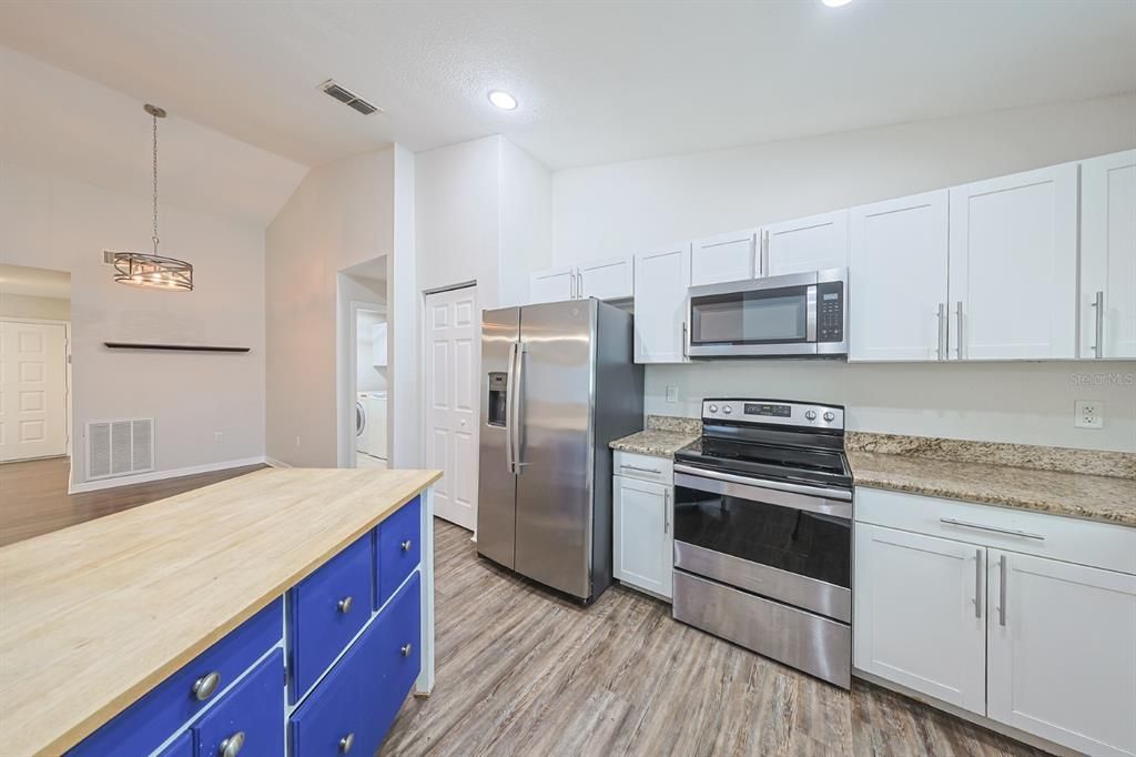 Под контрактом: $275,000 (3 спален, 2 ванн, 1369 Квадратных фут)